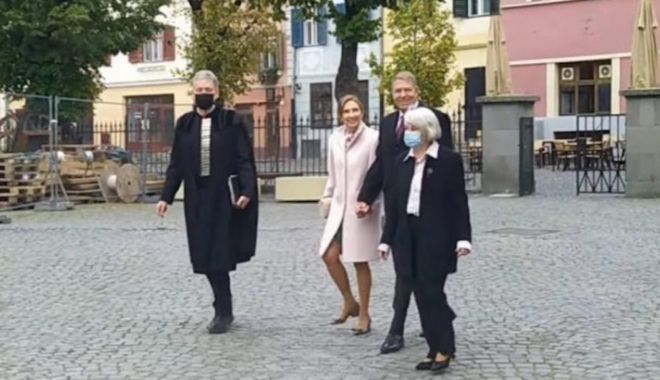 Iohannis, întâmpinat cu proteste la Sibiu. Mesajul ironic în limba maghiară afișat de protestatari - klaus-1636886419.jpg