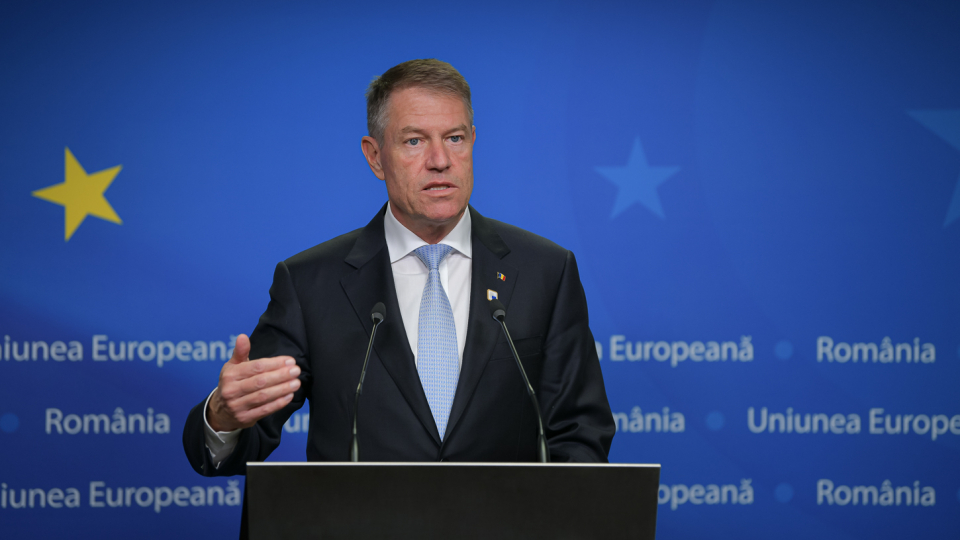 Klaus Iohannis se uită îngrijorat de la Bruxelles la situația politică din țară