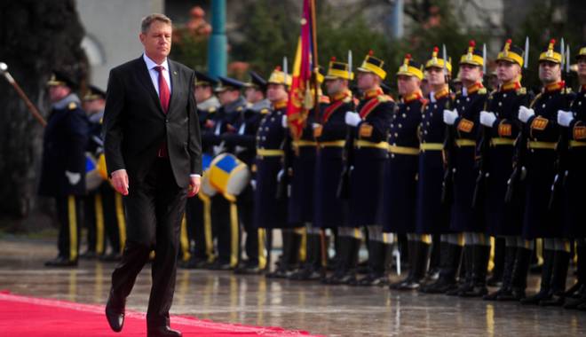 Klaus Iohannis a decorat câteva zeci de cadre ale SPP - klausiohannis-1450975294.jpg