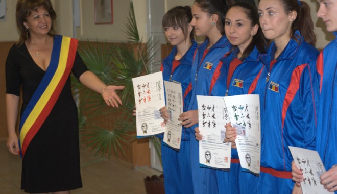 Sportivii de la arte marțiale, premiați de primarul Ancuța Belu - kog1-1383855100.jpg