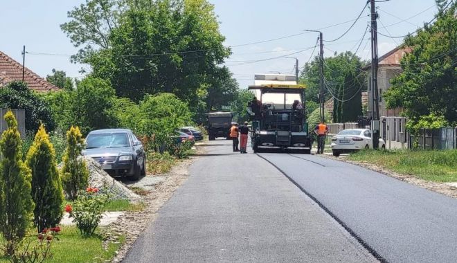 Asfaltările în comuna Mihail Kogălniceanu continuă. Etapa a II-a se apropie de final - kogalniceanu-asfaltare-1686678714.jpg