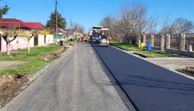 Lucrările de asfaltare a străzilor din comuna Mihail Kogălniceanu avansează