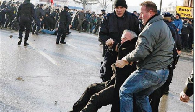 Zeci de răniți și 140 de arestări în urma unor violențe în Kosovo - kosovo-1326657198.jpg