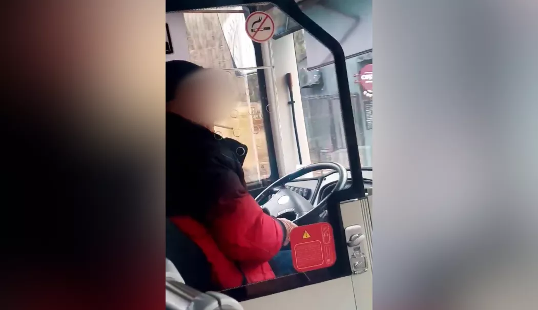 Șofer de la CT BUS, reclamat de călători după ce ar fi fumat în timpul cursei - la-fumat-1771237321.webp