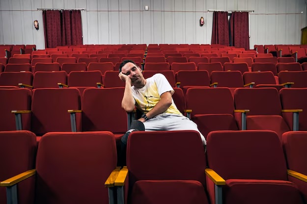 La teatru, întins pe trei scaune - la-teatru-1714676249.jpg