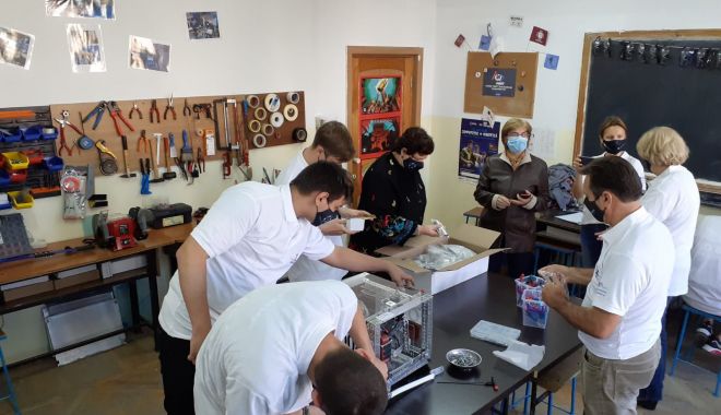 Liceul de Telecomunicaţii are un nou laborator de robotică - laboratorliceu1-1603812378.jpg