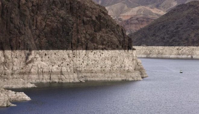 Un schelet din anii '70 aflat într-un butoi metalic a fost găsit după secarea celui mai mare lac artificial din SUA