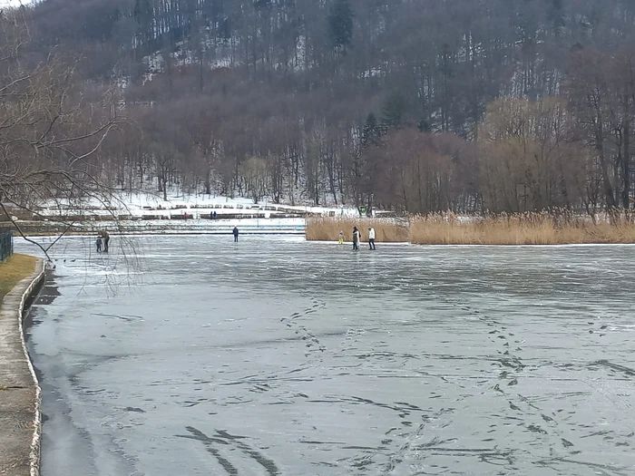 Copil de 13 ani, salvat ca prin minune după ce gheaţa unui lac pe care se juca s-a spart