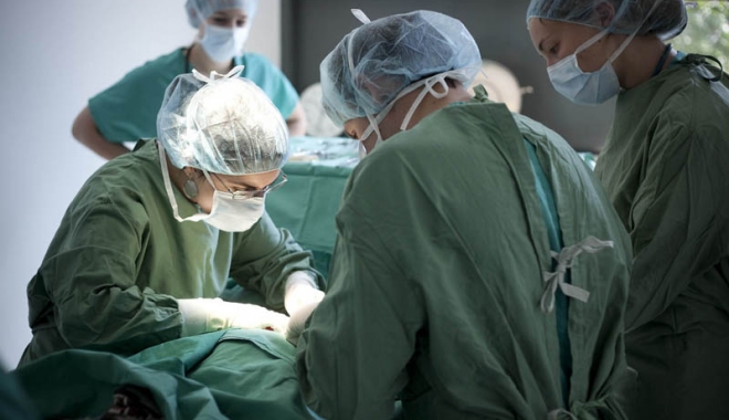 Vorbea și râdea în timp ce medicii o operau pe creier. Premieră medicală - lachirurgie-1460120233.jpg