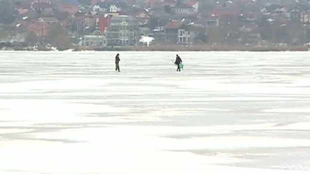 Distracție periculoasă pe lacul Siutghiol. Patru tineri s-au aventurat pe apa înghețată - lacinghetat19137400-1484469473.jpg
