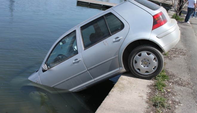 Mașină căzută în lacul Tăbăcărie - lacultabacarieimasinainapa1-1364836362.jpg