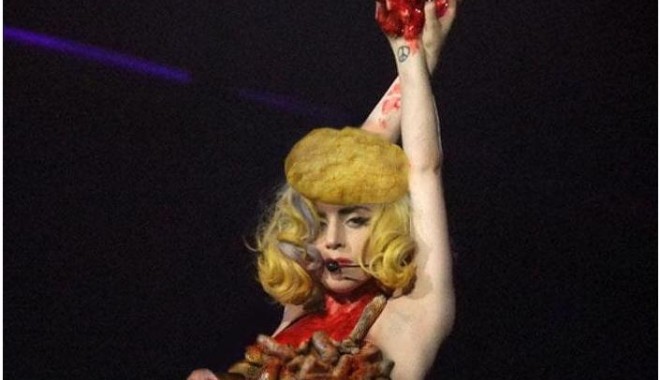 Lady Gaga va purta la București o rochie din pomana porcului - lady-1344176337.jpg