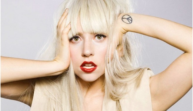 Lady Gaga, campioană mondială pe Twitter cu 20 de milioane de abonați - ladygagasursafotofashionavecpass-1331048125.jpg