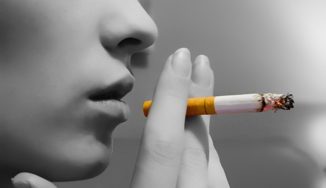 Prima țară din lume fără fumători - ladysmokingblackwhite-1485696768.jpg