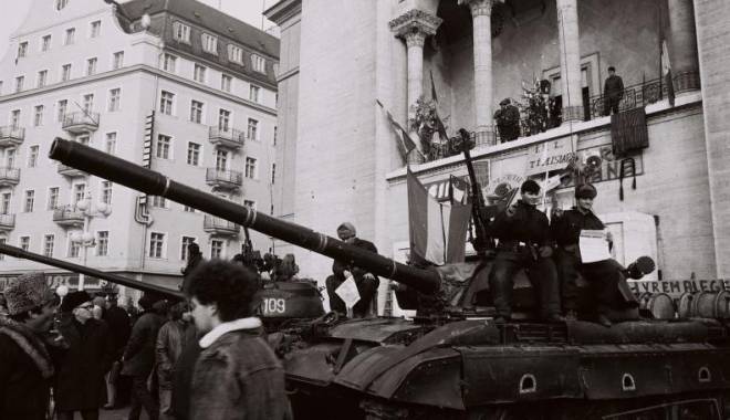 Imagini document / 25 DE ANI DE LA REVOLUȚIE - 22 decembrie 1989: Fuga lui Ceaușescu și zeci de mii de oameni în stradă, sub tiruri de gloanțe - lala-1419246701.jpg
