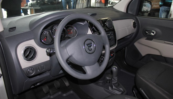 S-a lansat modelul Lodgy! Constănțenii sunt așteptați în showroom-ul Dacia - lansaredacialodgy3-1338991077.jpg