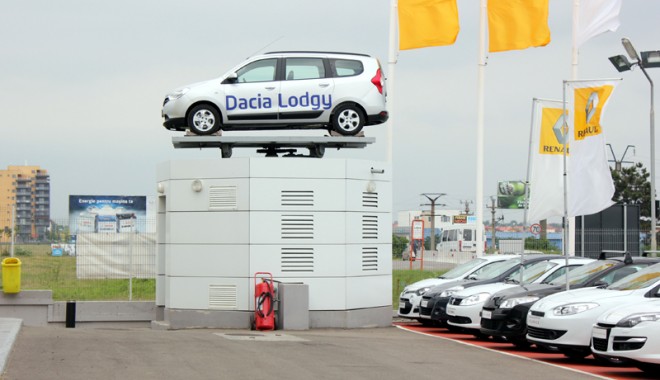 S-a lansat modelul Lodgy! Constănțenii sunt așteptați în showroom-ul Dacia - lansaredacialodgy7-1338991093.jpg