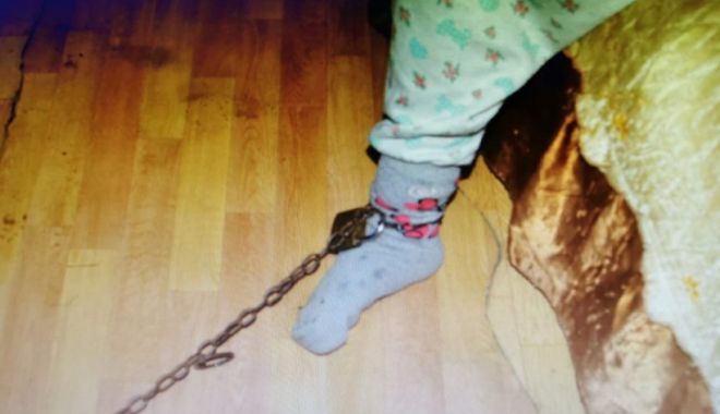 O bunică își ținea nepoata de 10 ani legată cu lanțul de picior, în casă