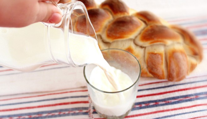 Laptele și pâinea se scumpesc din cauza secetei - laptecupainechallah-1345828416.jpg