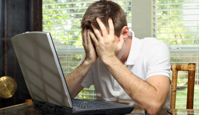 Amicul i-a furat laptopul din casă - laptop-1329477773.jpg