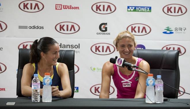 Irina-Camelia Begu, eliminată și la dublu la Shenzhen - laraarruabarrenairinacameliabegu-1420530885.jpg