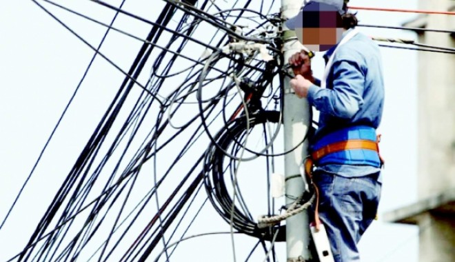 Accident de muncă / Un bărbat a căzut de pe un stâlp de înaltă tensiune - large25810222036pe20stalp20pp-1315595906.jpg