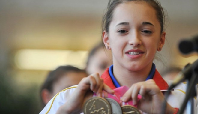 Echipa feminină de gimnastică a României s-a calificat în finala probei, la Campionatul Mondial de la Nanning - larisai82561700-1412613822.jpg