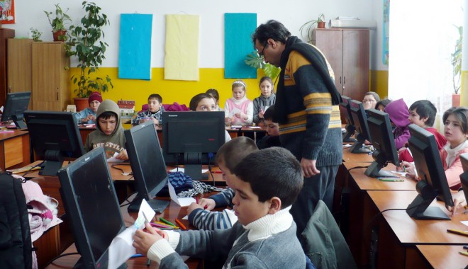 Copii rupți de foame,  atrași la școală cu… desene animate - lascoala03-1345654524.jpg