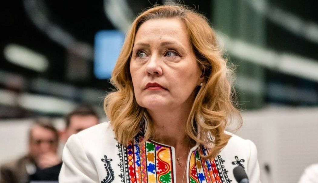 Elena Lasconi acuză CCR: “Se joacă cu siguranţa naţională!”