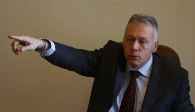 Membri ai Greenpeace au intrat cu forța în cabinetul ministrului Mediului - laszloborbely01450dbcfbb7-1328008961.jpg