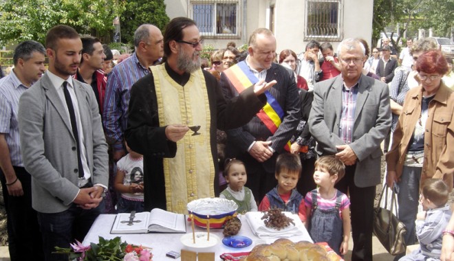 Primarul Cristian Cârjaliu a inaugurat o grădiniță în localitatea Lazu - lazu-1338394397.jpg