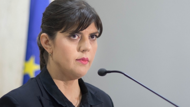 Laura Kovesi a ajuns Parchet, pentru audieri. A primit flori, simpatizanții au scandat mesaje antiguvernamentale - lck80411000-1550226785.jpg