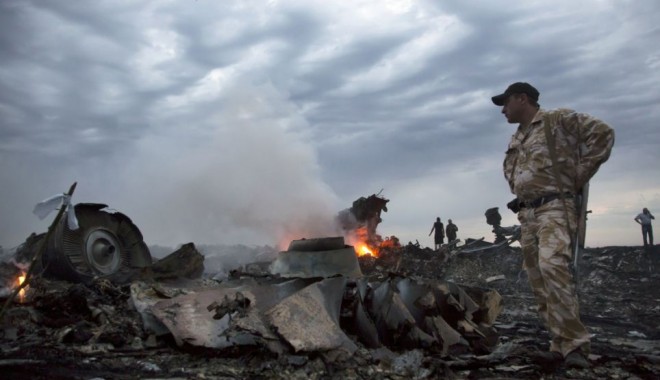 Foto și Video. Blestemul Malaysia Airlines se repetă! Un Boeing 777 cu 295 de pasageri, prăbușit în Ucraina. 