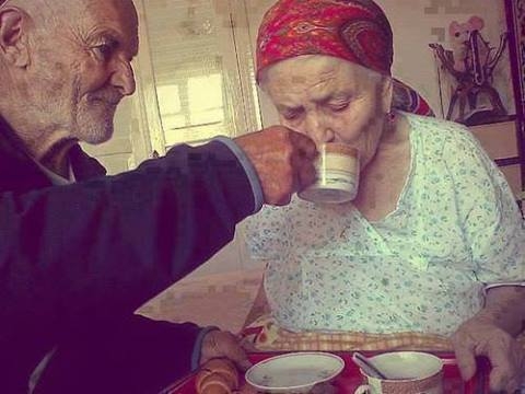 Poveste emoționantă de dragoste. Ce face un bărbat pentru soția sa bolnavă de Alzheimer - lectiedeiubire76324000-1412773147.jpg