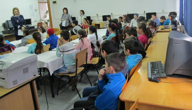 Lecții despre delincvență, în școlile din Constanța - lectiidelincventa1-1422556261.jpg