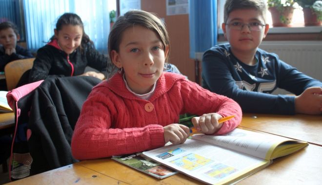 Lecții online și teleșcoală. Dar ce facem cu elevii care nu au nici măcar curent electric acasă? - lectiisursaadevarul-1585853055.jpg