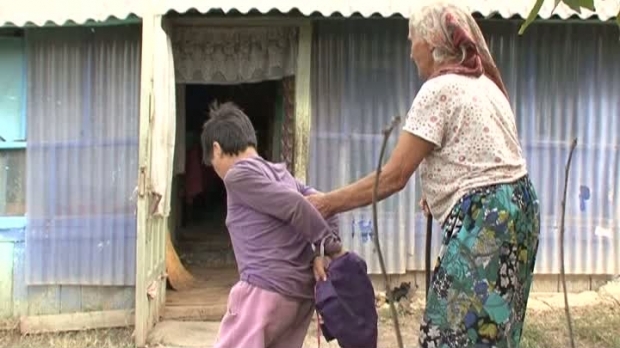 Fata legată și tratată ca un animal de mama sa, internată la Socola - legatademama263627800-1473517094.jpg