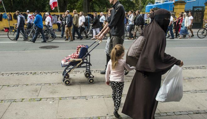 Legea care interzice purtarea  vălului islamic  în spațiul public  a intrat în vigoare  în Danemarca - legeacareinterzice-1533214443.jpg