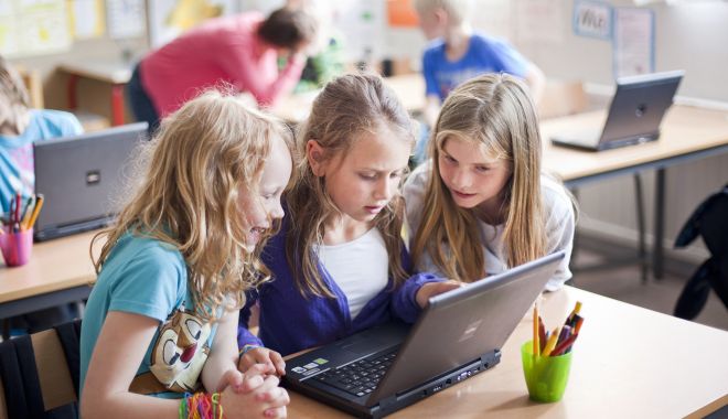 Aproape jumătate din elevii și studenții de pe mapamond, nevoiți să rămână acasă - lenagranefeltgirlswithacomputer9-1584548524.jpg