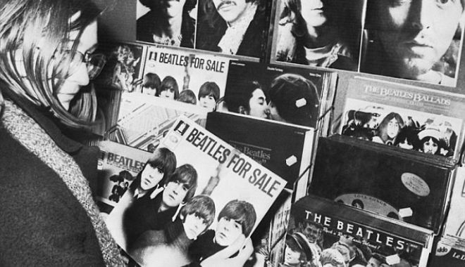A fost scos la vânzare albumul pe care John Lennon i-a dat un autograf asasinului său, înainte să fie impușcat - lennon-1500324707.jpg
