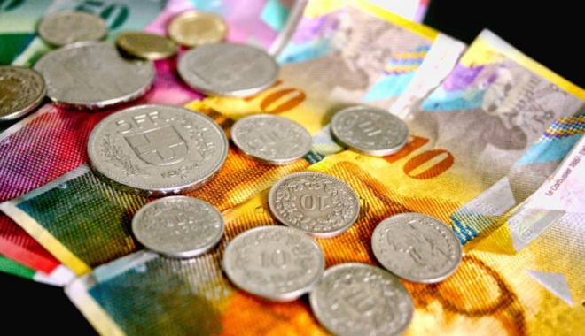 Leu câștigă în fața francului elvețian, dar pierde cu euro și dolarul - leul-1423158404.jpg