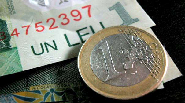 Leul câștigă cu euro și francul elvețian, dar pierde la dolar - leul-1428583080.jpg