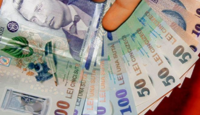 Leul pierde la euro și francul elvețian, dar câștigă la dolar - leul-1596735884.jpg