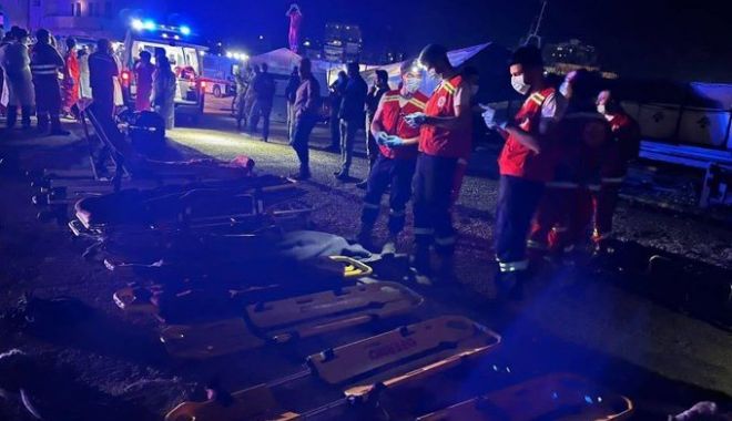 Tragedie pe apă! Un copil a murit şi 45 de persoane au fost salvate, după scufundarea unui vas
