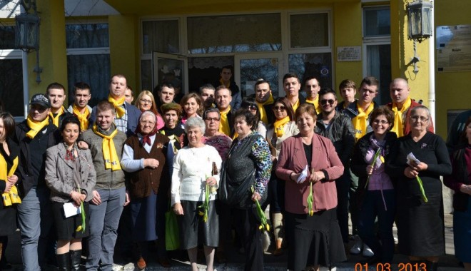 Tinerii din PNL au oferit flori și mărțișoare femeilor din municipiu - liberaliflori-1362404897.jpg