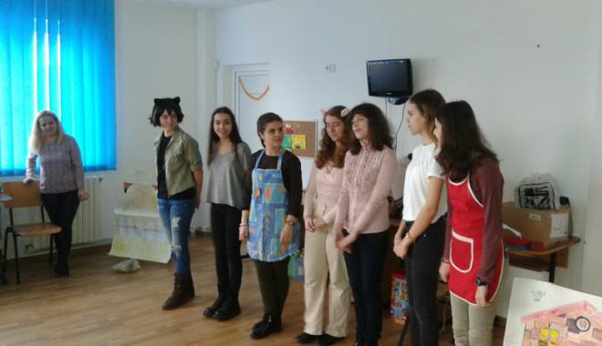 Liceenii au jucat o piesă pentru colegii cu nevoi speciale - liceeniiaujucat-1457366114.jpg