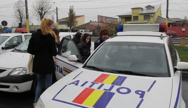 Liceeni de la Colegiul Pedagogic, luați la întrebări  de polițiști - liceeniidincta-1416422611.jpg