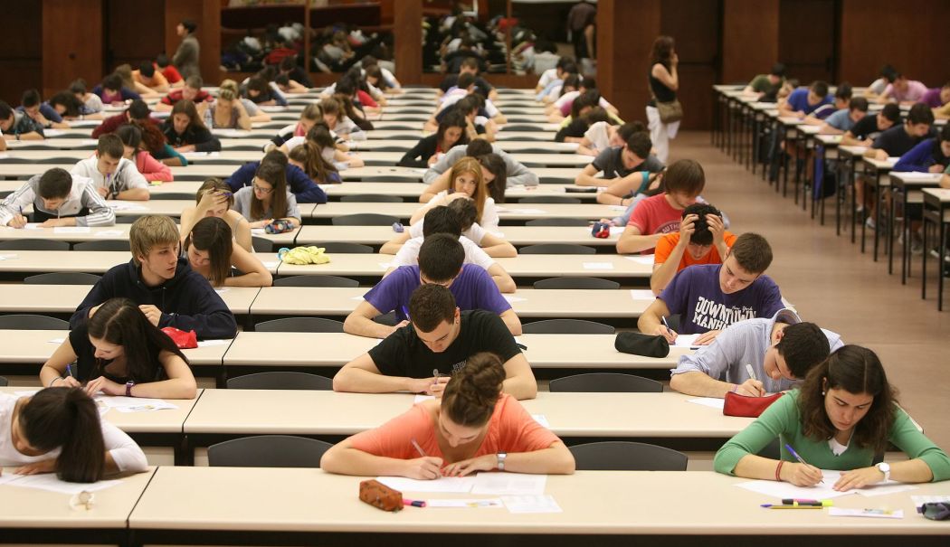 Modificări la jumătatea anului universitar! Lucrarea şi examenul de licenţă, obligatorii pentru studenţi