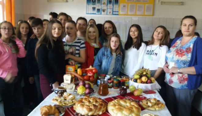 Elevii din Medgidia ne învață să mâncăm sănătos - liceu-1539861659.jpg