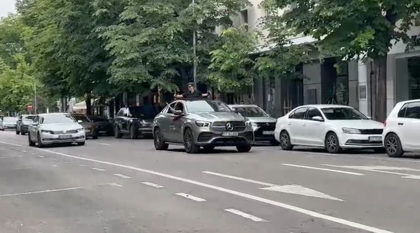 Gesturi periculoase în trafic. Absolvenți din Constanța, filmați ieșind din autoturisme aflate în mers